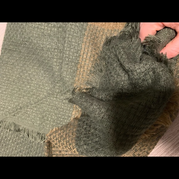 New! Blanket Scarf Olive Green and Tan - Picture 4 of 6